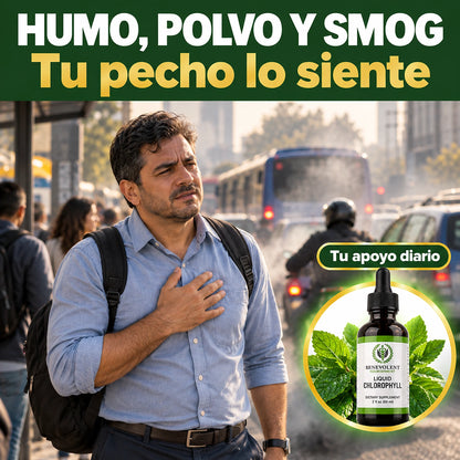 Hombre en un paradero de bus con humo y smog, con la mano en el pecho, y la Clorofila Líquida como apoyo diario